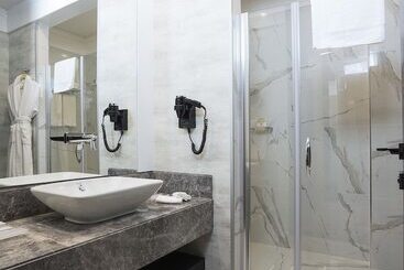 هتل 7 Rooms Adults Only