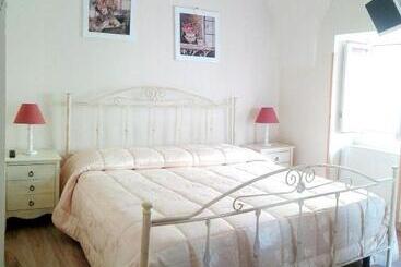 تختخواب و صبحانه Archetto Bianco