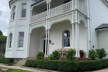 تختخواب و صبحانه Highfield House