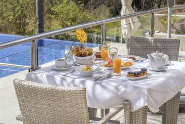 هتل Caneiros Luxury House & Suites
