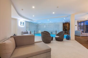 هتل Caneiros Luxury House & Suites