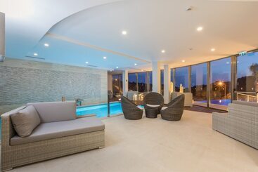 هتل Caneiros Luxury House & Suites
