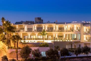 هتل Caneiros Luxury House & Suites