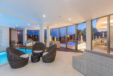 هتل Caneiros Luxury House & Suites