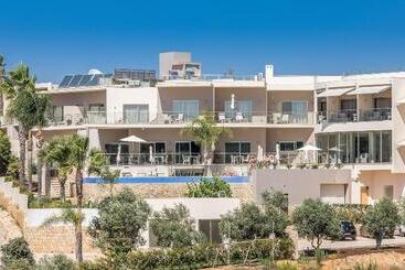 هتل Caneiros Luxury House & Suites
