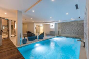 هتل Caneiros Luxury House & Suites