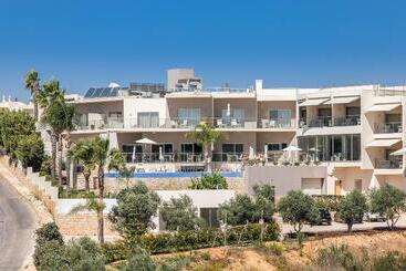 هتل Caneiros Luxury House & Suites