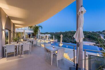 هتل Caneiros Luxury House & Suites