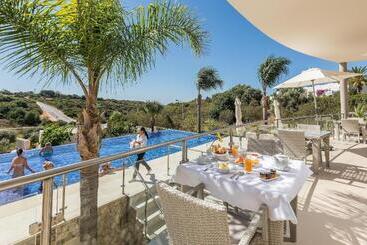 هتل Caneiros Luxury House & Suites