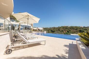 هتل Caneiros Luxury House & Suites