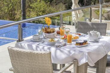 هتل Caneiros Luxury House & Suites