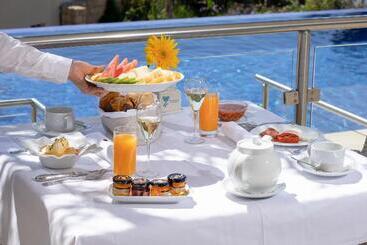 هتل Caneiros Luxury House & Suites