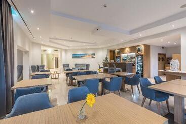 هتل Caneiros Luxury House & Suites