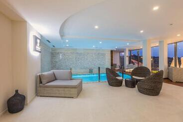 هتل Caneiros Luxury House & Suites