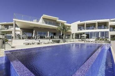 هتل Caneiros Luxury House & Suites