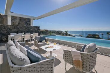 هتل Royal Hideaway Corales Suites