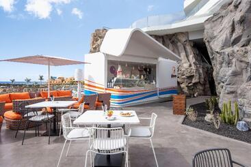 هتل Royal Hideaway Corales Suites