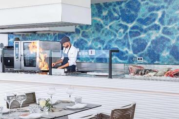هتل Royal Hideaway Corales Suites
