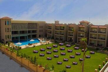 استراحتگاه Panacea Suites