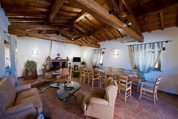 تختخواب و صبحانه Casale La Rovere
