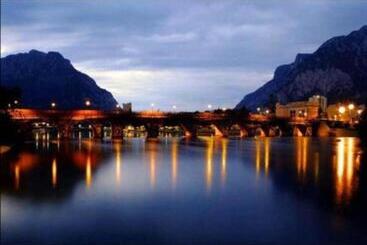 تختخواب و صبحانه Rocca Dell Innominato