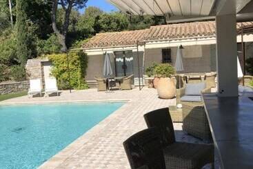 هتل Auberge De L Oumède