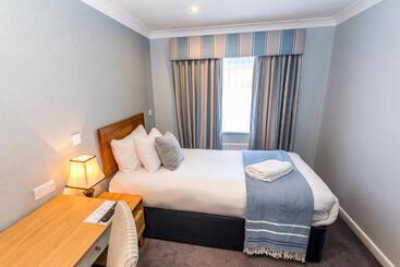 هتل Connaught Lodge