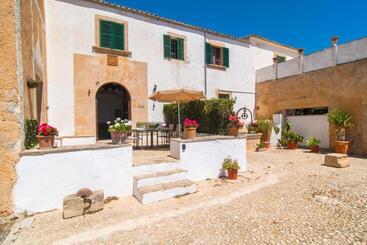 هتل Finca Agroturismo Es Pujol