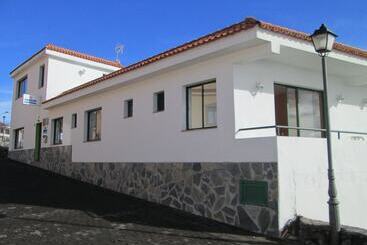 هتل La Palma Hostel By Pension Central