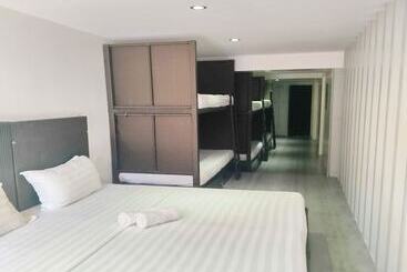 هاستل Chillax Boracay