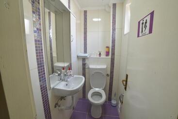 Hostel Mirror