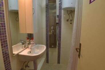 Hostel Mirror