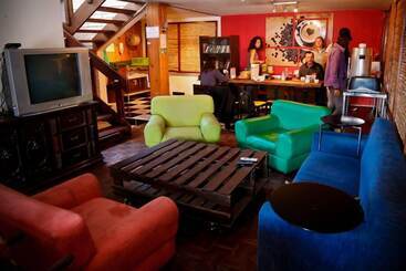 هتل Blue House Youth Hostel