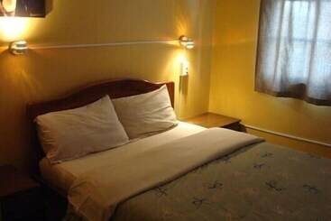 هتل Blue House Youth Hostel