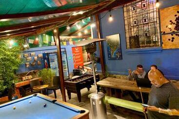 هتل Blue House Youth Hostel