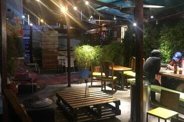 هتل Blue House Youth Hostel