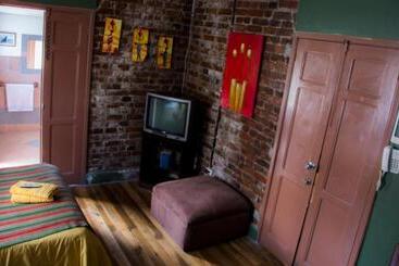 هتل Blue House Youth Hostel