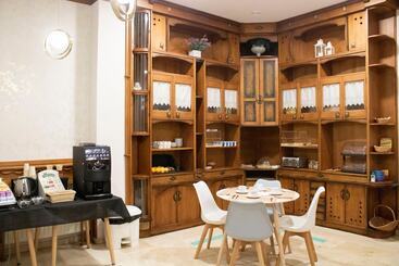 هتل Hostal Alda Rio Duero