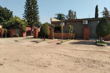 هتل Sunset Junction Lodges & Tours