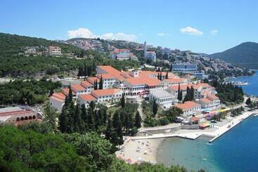 هتل Zenit Neum