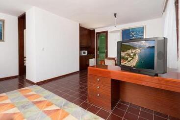 هتل Zenit Neum