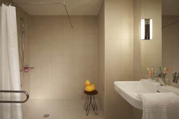هتل Moxy London Heathrow Airport