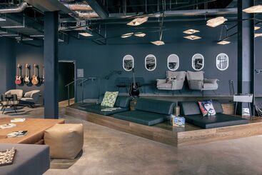 هتل Moxy London Heathrow Airport