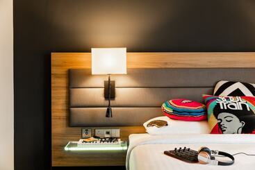 هتل Moxy London Heathrow Airport