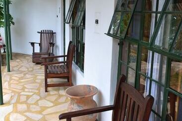 هتل Tambuti Lodge