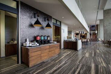 هتل Fiesta Inn Suites Aeropuerto Del Bajío