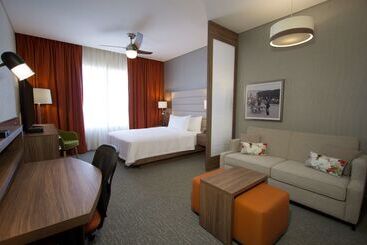 هتل Fiesta Inn Suites Aeropuerto Del Bajío
