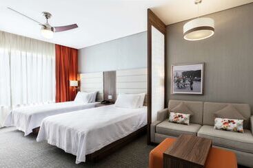 هتل Fiesta Inn Suites Aeropuerto Del Bajío