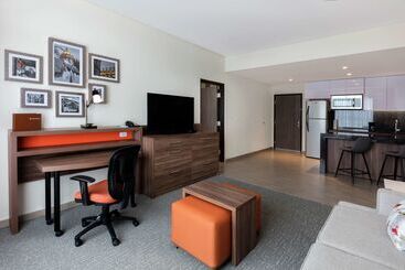 هتل Fiesta Inn Suites Aeropuerto Del Bajío