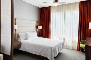 هتل Fiesta Inn Suites Aeropuerto Del Bajío